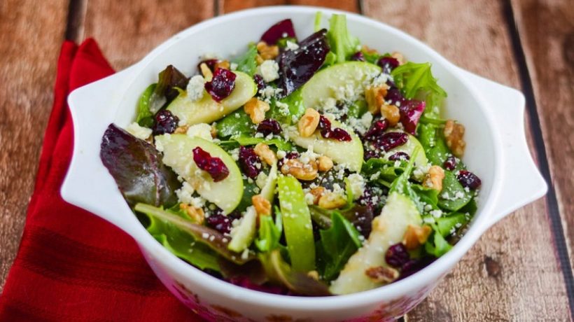 Lettuce salad with nuts