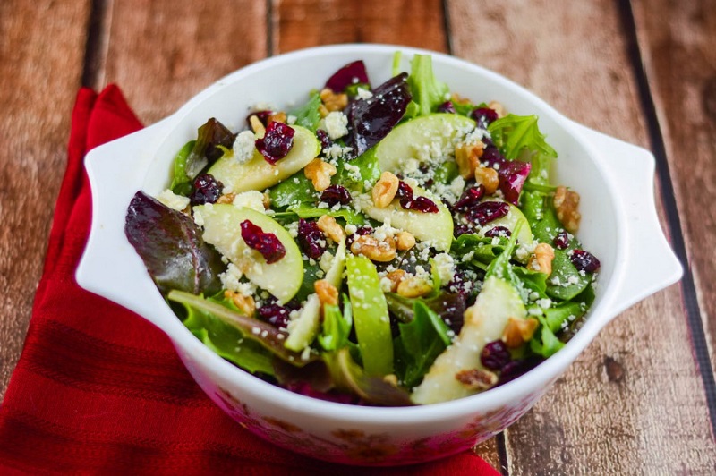 Lettuce salad with nuts